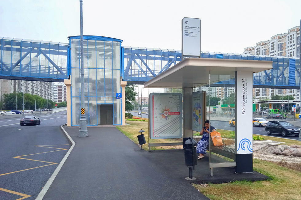 Фотография рекламного носителя, тип: Остановка 1.8x1.2, адрес: Рублевское ш., д.22, корп.1, Москва, Россия. Сторона А №943961