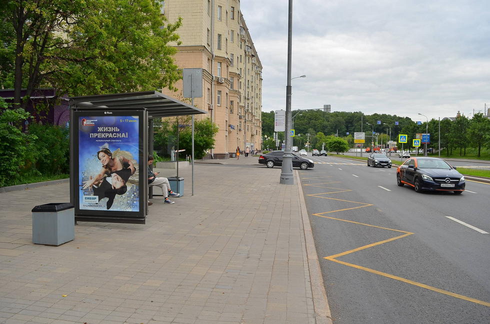Фотография рекламного носителя, тип: Остановка 1.8x1.2, адрес: Хамовнический Вал ул., Москва, Россия. Сторона Б №335501