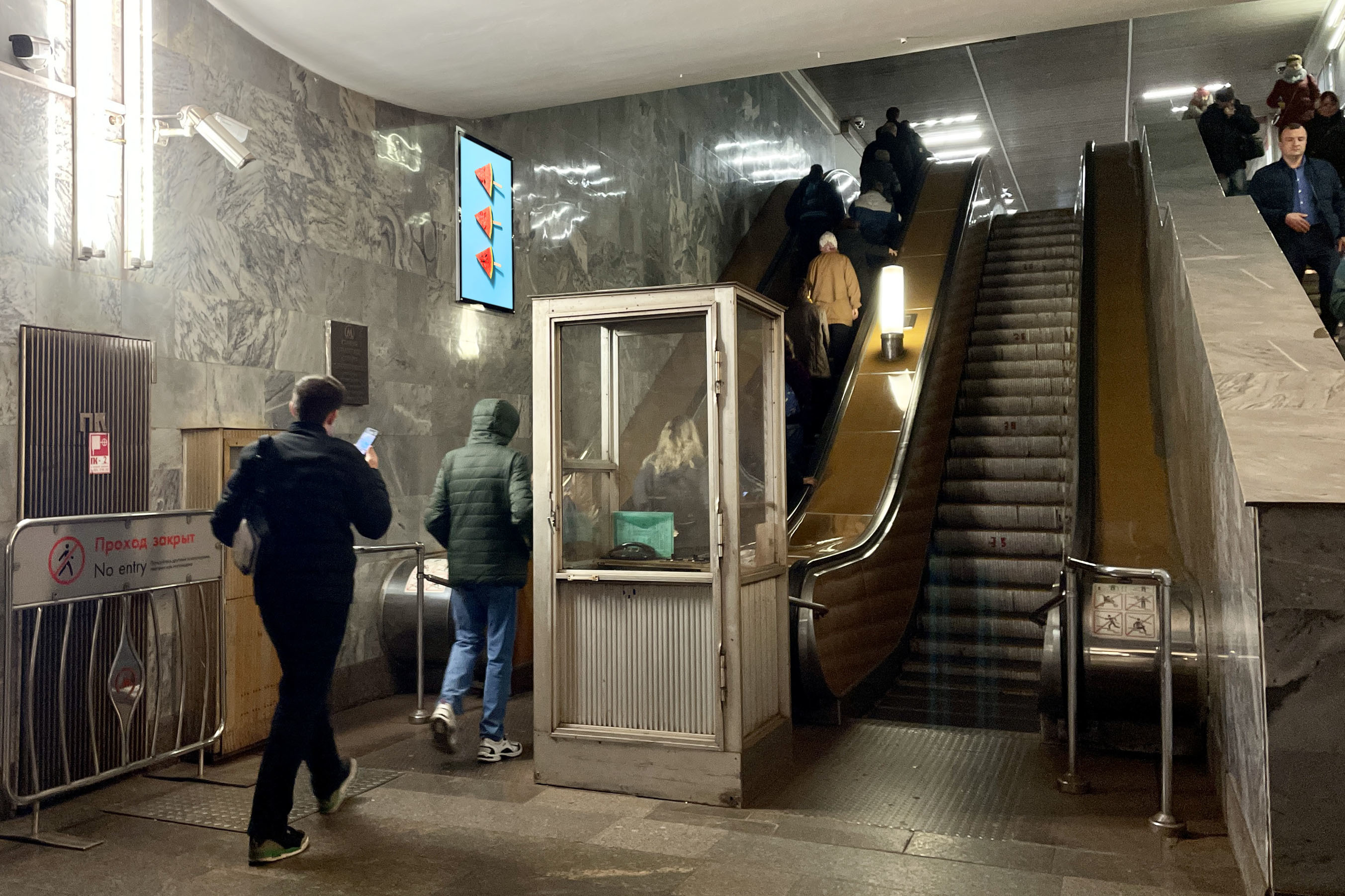 Фотография рекламного носителя, тип: Кристалайт, адрес: Станция метро «Крылатское», линия Арбатско-Покровская, Москва, Россия. Сторона/вариант №1001770