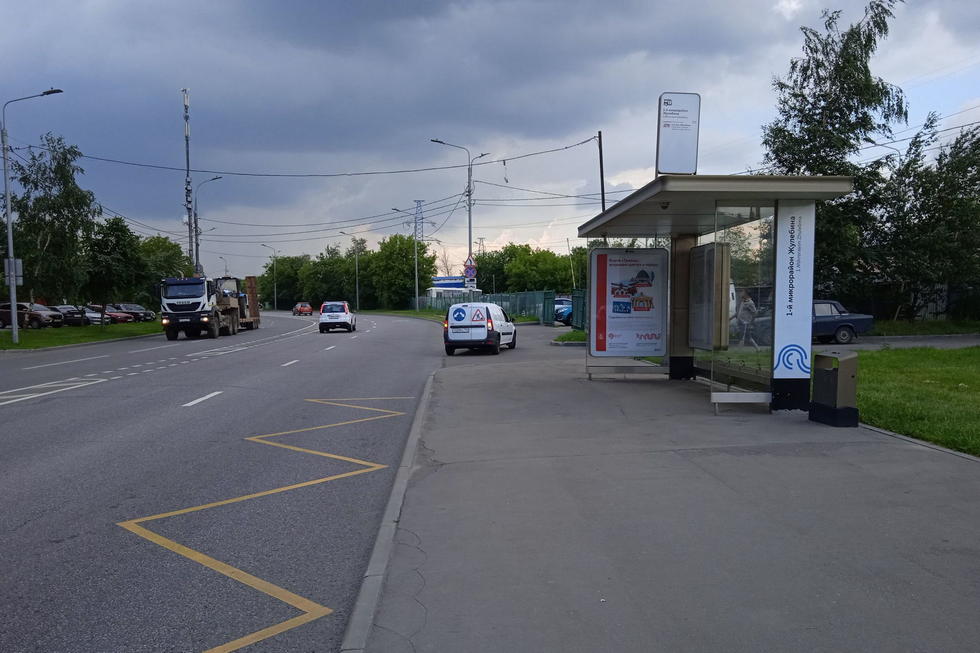 Фотография рекламного носителя, тип: Остановка 1.8x1.2, адрес: Привольная ул., ост. 1-й мкр. Жулебина, поз.2, Москва, Россия. Сторона А №1012512