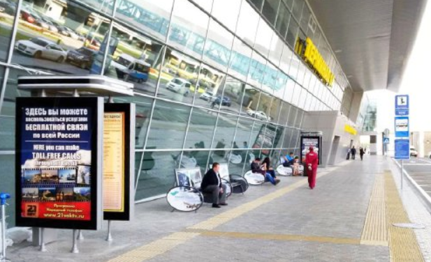 Фотография рекламного носителя, тип: Ситиформат 1.8x1.2, адрес: Аэропорт, парковка, напротив входа в Терминал 1а, Казань, Республика Татарстан, Россия. Сторона A №488691