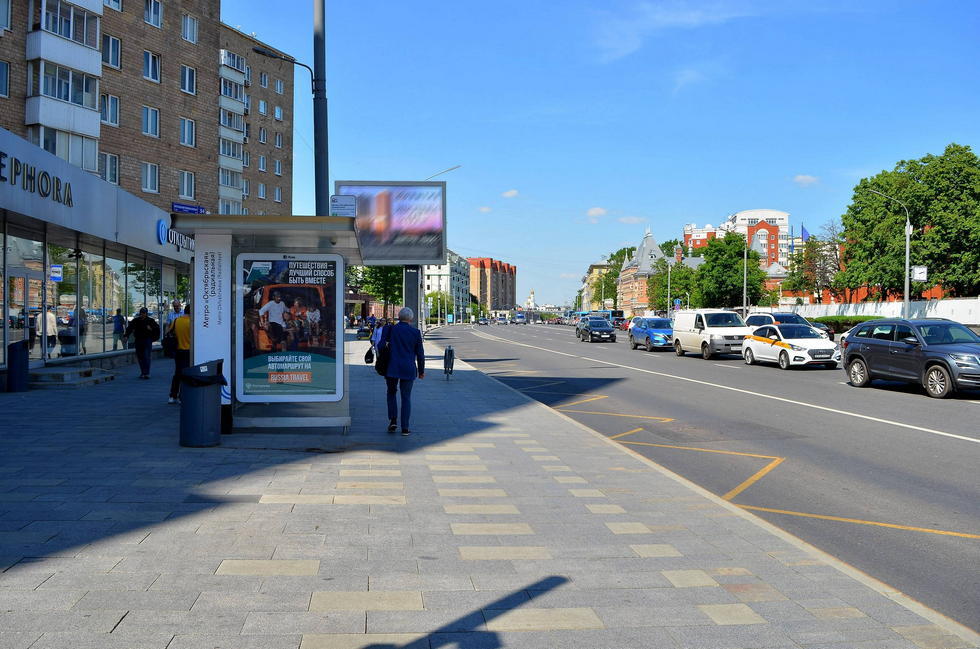 Фотография рекламного носителя, тип: Остановка 1.8x1.2, адрес: Якиманка Б. ул., д.56, поз.1, Москва, Россия. Сторона Б №557125