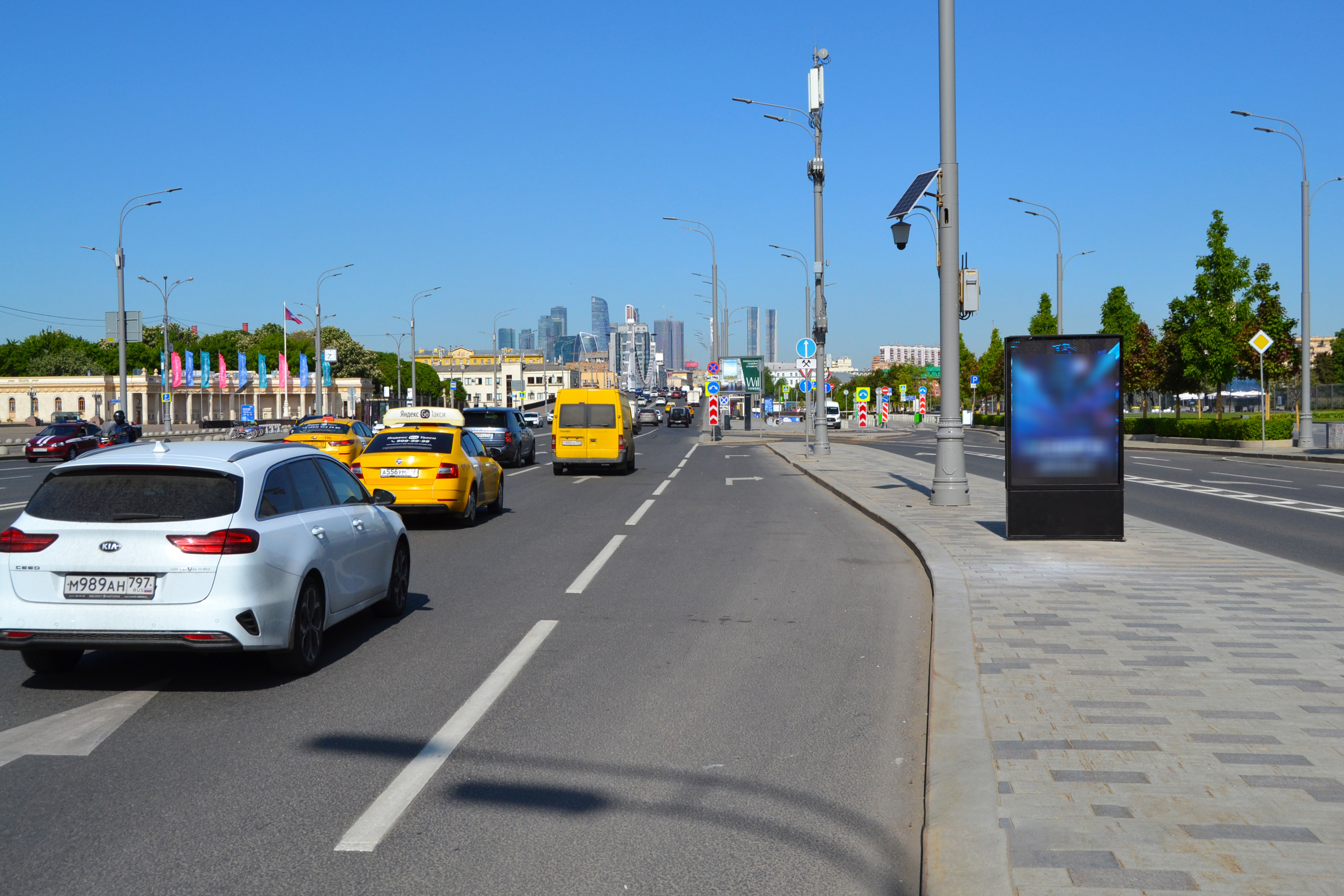 Фотография рекламного носителя, тип: Ситиформат 1.8x1.2, адрес: Крымский Вал ул., д.8, корп.2, Москва, Россия. Сторона A1-A10 №771338