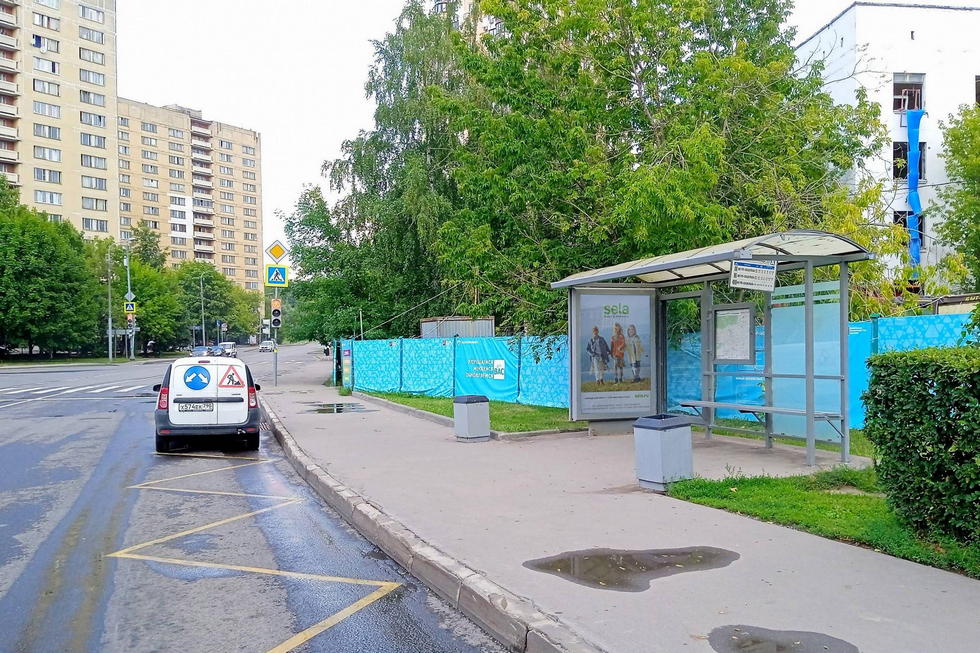 Фотография рекламного носителя, тип: Остановка 1.8x1.2, адрес: Туристская ул. - ост. "Туристская ул. 22", из центра, Москва, Россия. Сторона А №935692