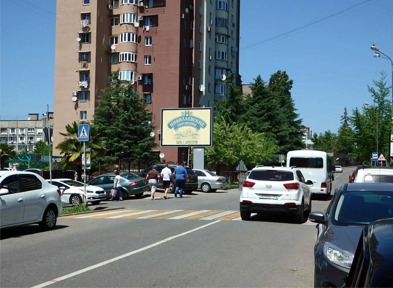 Фотография рекламного носителя, тип: Ситиборд 2.7x3.7, адрес: Абрикосовая ул., кинотеатр Сочи, Сочи, Краснодарский край, Россия. Сторона A №1069362