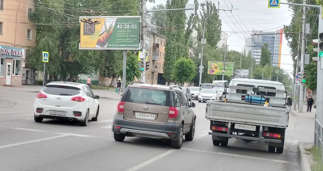 Фотография рекламного носителя, тип: Билборд 3x6, адрес: Чернышевского ул. Х Шелковичная ул., Саратов, Саратовская область, Россия. Сторона Б1-Б3 №547614