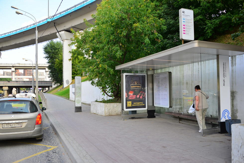 Фотография рекламного носителя, тип: Остановка 1.8x1.2, адрес: Шмитовский пр-т., д.32с8, поз.2, Москва, Россия. Сторона А №334473