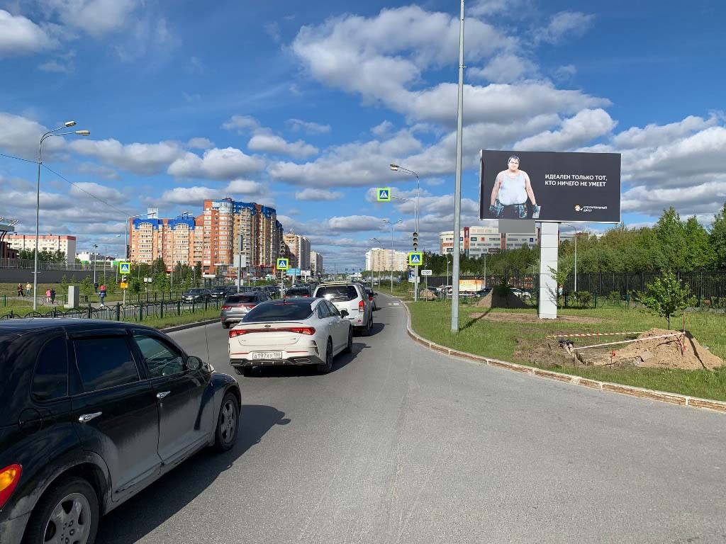 Фотография рекламного носителя, тип: Билборд 3x6, адрес: Университетская ул., д.21, поз.2, Сургут, Ханты-Мансийский автономный округ – Югра, Россия. Сторона А №960196