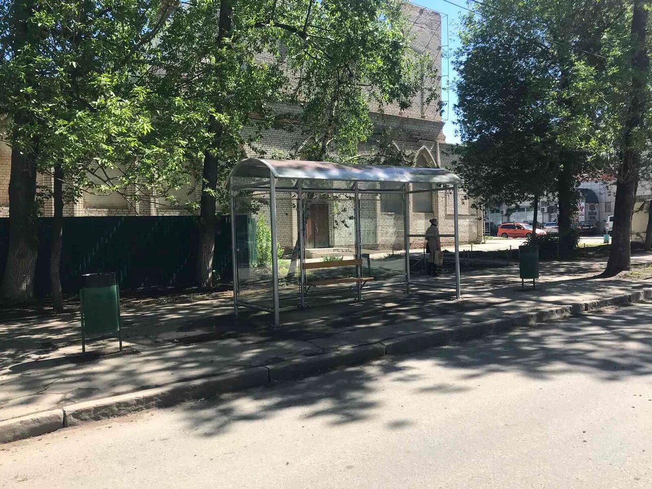 Фотография рекламного носителя, тип: Остановка 1.8x1.2, адрес: Революционная ул. д.68 Х Гаражная ул., Самара, Самарская область, Россия. Сторона B2 №829972