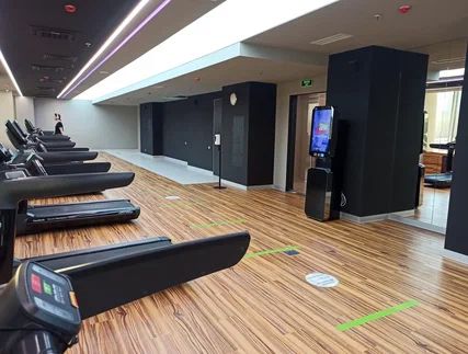 Фотография рекламного носителя, тип: Видеоэкран, адрес: Фитнес-центр «X-Fit Сердце Столицы», Шелепихинская наб., д.34, корп.2, Москва, Россия. Сторона/вариант 1 №980235