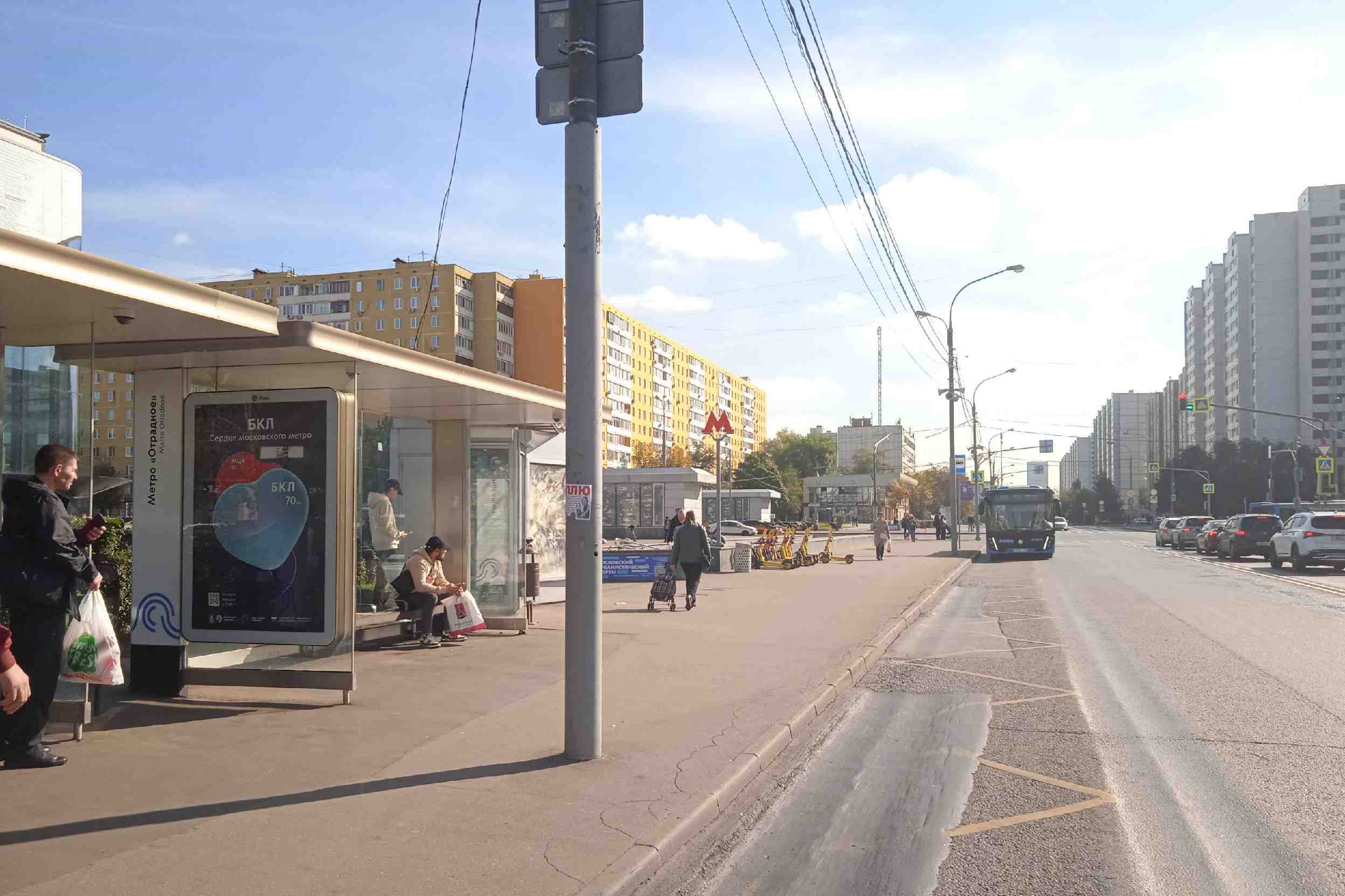 Фотография рекламного носителя, тип: Остановка 1.8x1.2, адрес: Декабристов ул., д.17, ост. "метро Отрадное", поз.1, Москва, Россия. Сторона Б №1066853