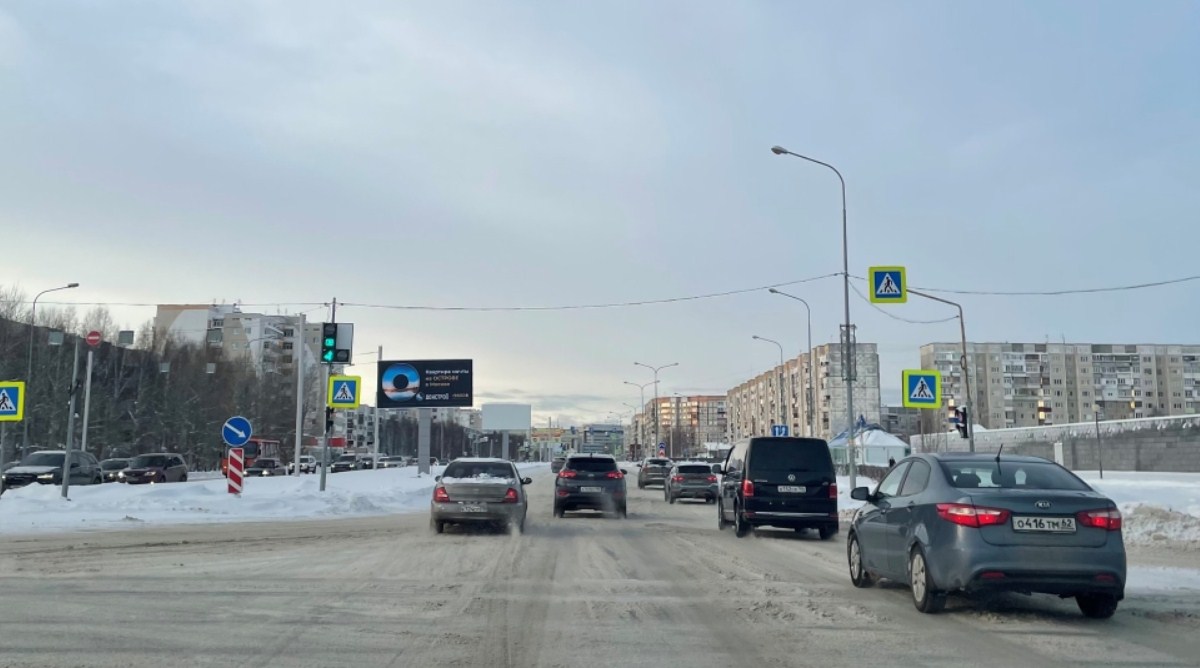 Фотография рекламного носителя, тип: Билборд 3x6, адрес: Мира пр-т., д.20, поз.2, Сургут, Ханты-Мансийский автономный округ – Югра, Россия. Сторона А1 №960007