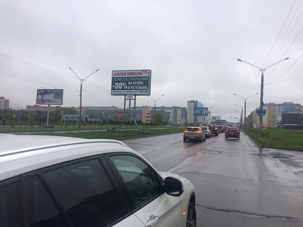 Фотография рекламного носителя, тип: Билборд 3x6, адрес: Октябрьский пр-т., разделительная полоса, напротив д.55А, Череповец, Вологодская область, Россия. Сторона A1-A3 №644903