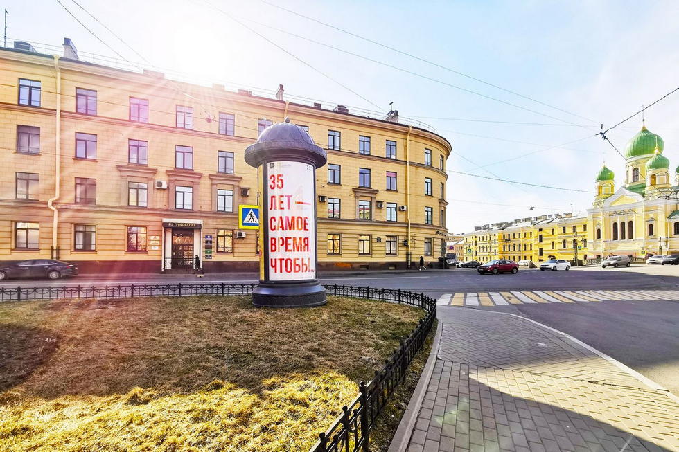 Фотография рекламного носителя, тип: Пиллар 3x1.4, адрес: Лермонтовский пр-т. Х Грибоедова канала наб., Санкт-Петербург, Россия. Сторона С №707004