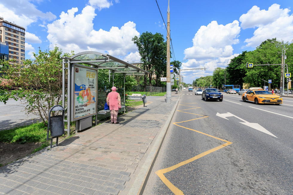 Фотография рекламного носителя, тип: Остановка 1.8x1.2, адрес: Мосфильмовская ул., д.8, Москва, Россия. Сторона А1 №499461