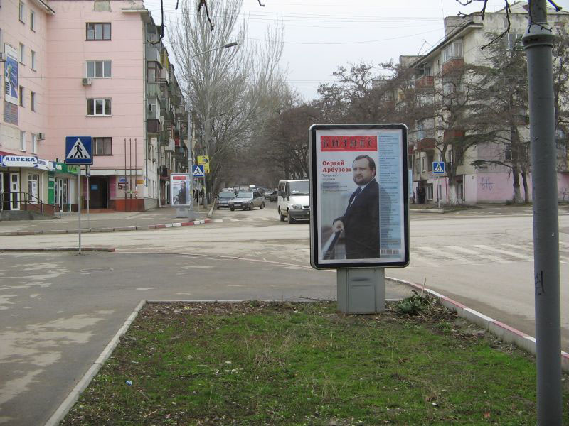 Фотография рекламного носителя, тип: Ситиформат 1.8x1.2, адрес: Галерейная ул. Х Советская ул., Феодосия, Республика Крым, Россия. Сторона B №413310