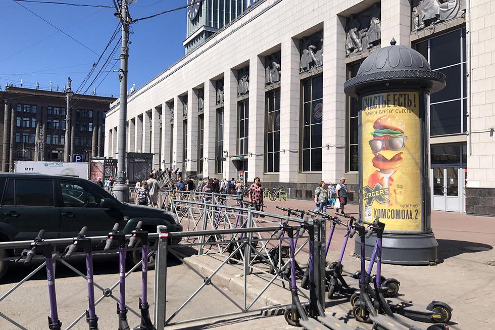 Фотография рекламного носителя, тип: Пиллар 3x1.4, адрес: Комсомола ул. Х Ленина пл., д.6, поз.1, Санкт-Петербург, Россия. Сторона А №658902