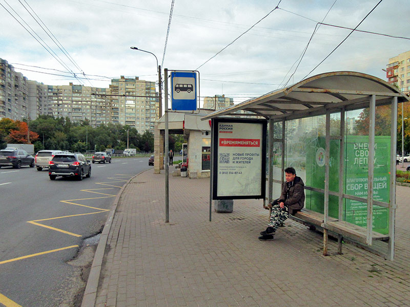 Фотография рекламного носителя, тип: Остановка 1.8x1.2, адрес: Кораблестроителей ул., д.31, корп.2, Санкт-Петербург, Россия. Сторона A №1094424