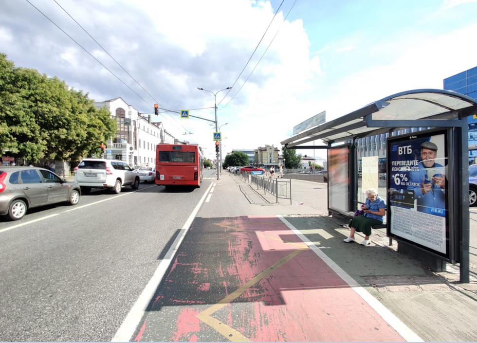 Фотография рекламного носителя, тип: Остановка 1.8x1.2, адрес: Московская ул., д.2, Казань, Республика Татарстан, Россия. Сторона А1-A5 №652169