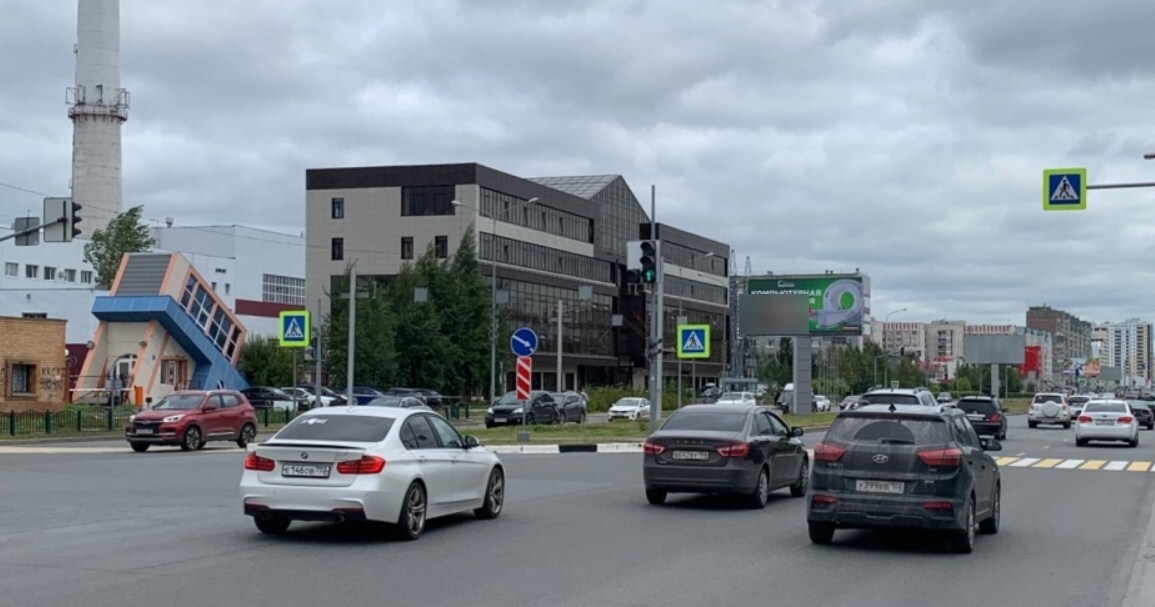 Фотография рекламного носителя, тип: Билборд 3x6, адрес: Мира пр-т., д.32, Сургут, Ханты-Мансийский автономный округ – Югра, Россия. Сторона А №960018