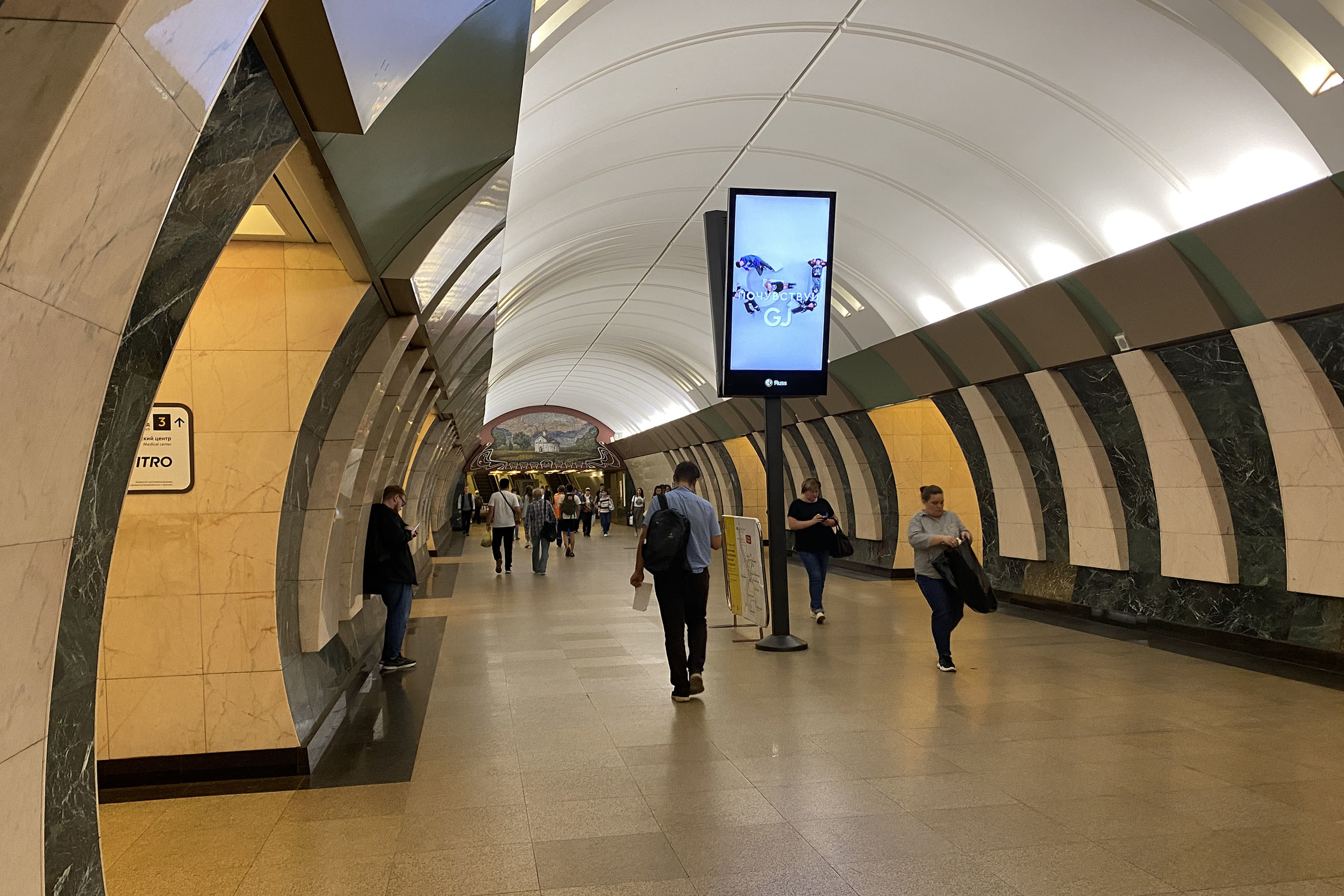 Фотография рекламного носителя, тип: Видеоэкран, адрес: Станция метро «Марьина Роща», линия Люблинско-Дмитровская, Москва, Россия. Сторона/вариант А2 №1055419