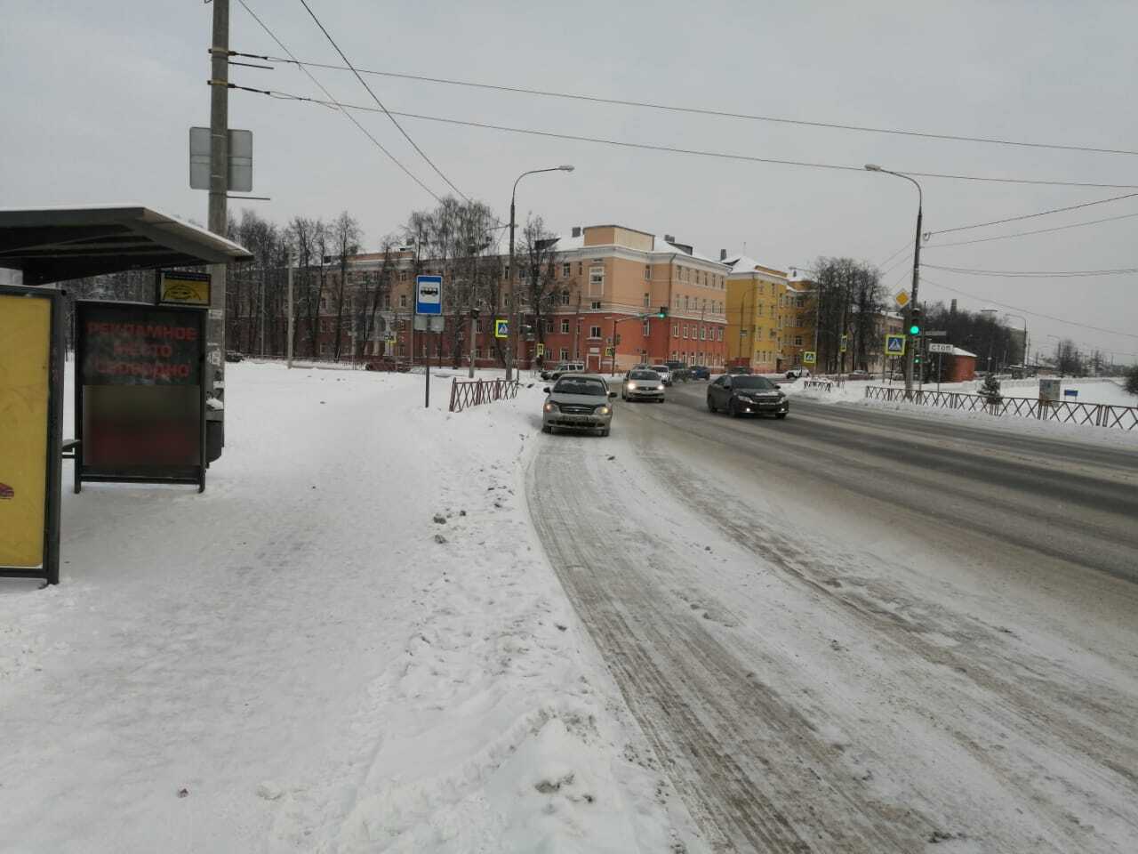 Фотография рекламного носителя, тип: Остановка 1.8x1.2, адрес: Которосльная наб., ост. Парк 1000-летия города Ярославль, поз.1, Ярославль, Ярославская область, Россия. Сторона Б1 №1007690