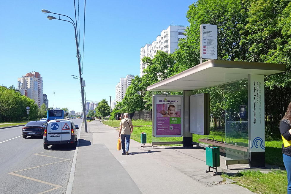 Фотография рекламного носителя, тип: Остановка 1.8x1.2, адрес: Академика Опарина ул., д.4, Москва, Россия. Сторона А №935781