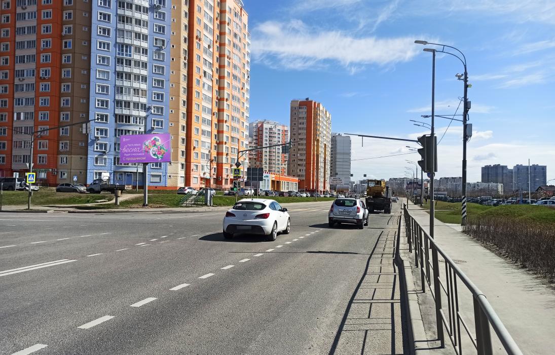 Фотография рекламного носителя, тип: Билборд 3x6, адрес: Коммунарка пос., Проектируемый пр-д №941 Х Александры Монаховой д.97, Москва, Россия. Сторона Б1 №813171