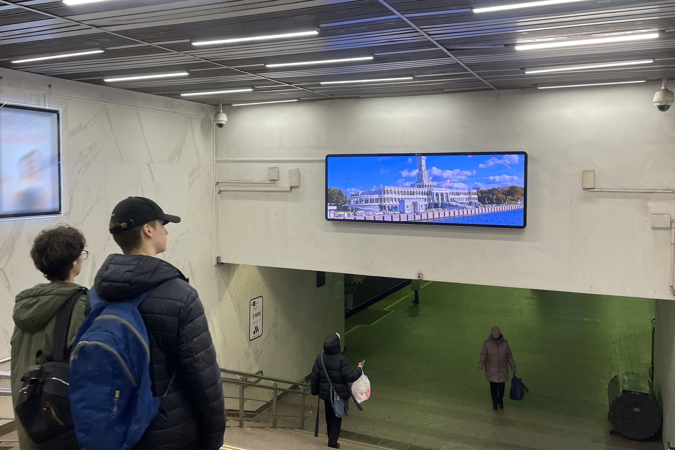 Фотография рекламного носителя, тип: Видеоэкран, адрес: Станция метро «Коньково», линия Калужско-Рижская, Москва, Россия. Сторона/вариант А1 №1013999