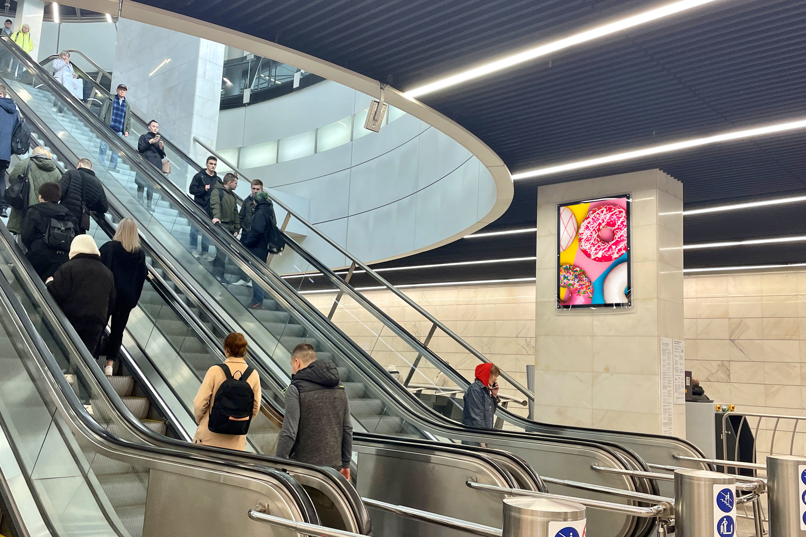 Фотография рекламного носителя, тип: Кристалайт, адрес: Станция метро «ЦСКА», линия Солнцевская, Большая кольцевая, Москва, Россия. Сторона/вариант №1002005