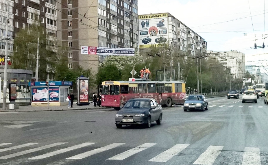 Фотография рекламного носителя, тип: Перетяжка, адрес: Белинского ул. Х Щорса ул., Екатеринбург, Свердловская область, Россия. Сторона А №532399
