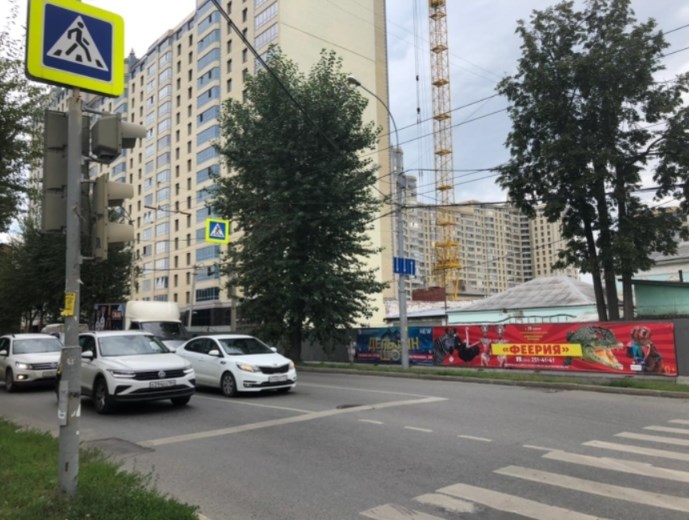 Фотография рекламного носителя, тип: Дорожное ограждение, адрес: Декабристов ул. X Розы Люксембург ул., Екатеринбург, Свердловская область, Россия. Сторона A3 №1094901