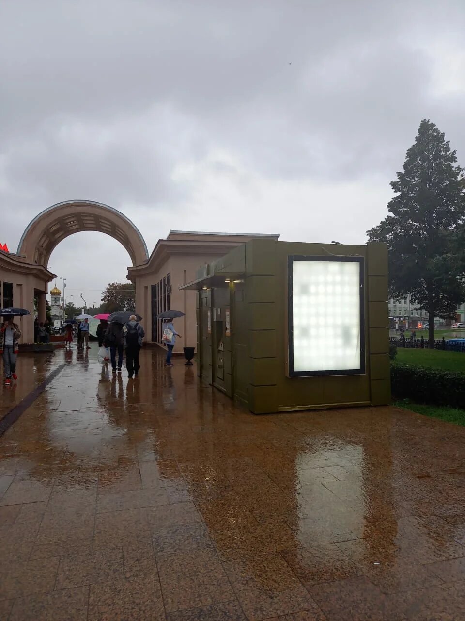 Фотография рекламного носителя, тип: Нестандартный ситиформат, адрес: Гоголевский б-р., д.3, Москва, Россия. Сторона В №948914