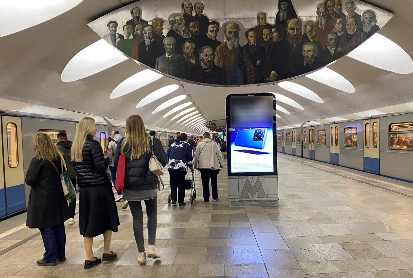 Фотография рекламного носителя, тип: Видеоэкран, адрес: Станция метро «Отрадное», линия Серпуховско-Тимирязевская, Москва, Россия. Сторона/вариант А1 №1055723