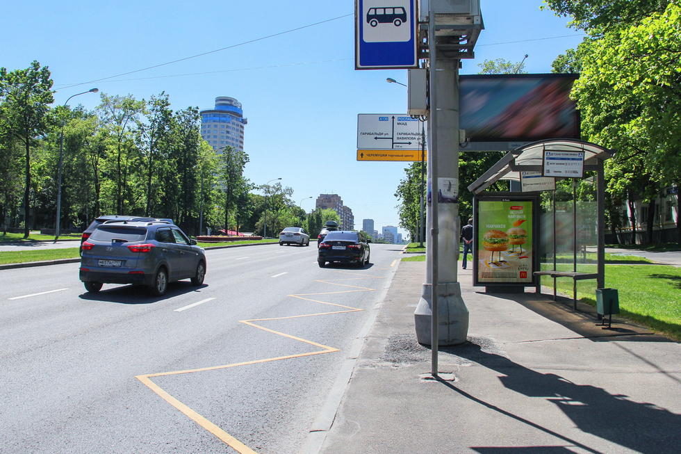 Фотография рекламного носителя, тип: Остановка 1.8x1.2, адрес: Профсоюзная ул., ост. Детская поликлиника, Москва, Россия. Сторона А №335031