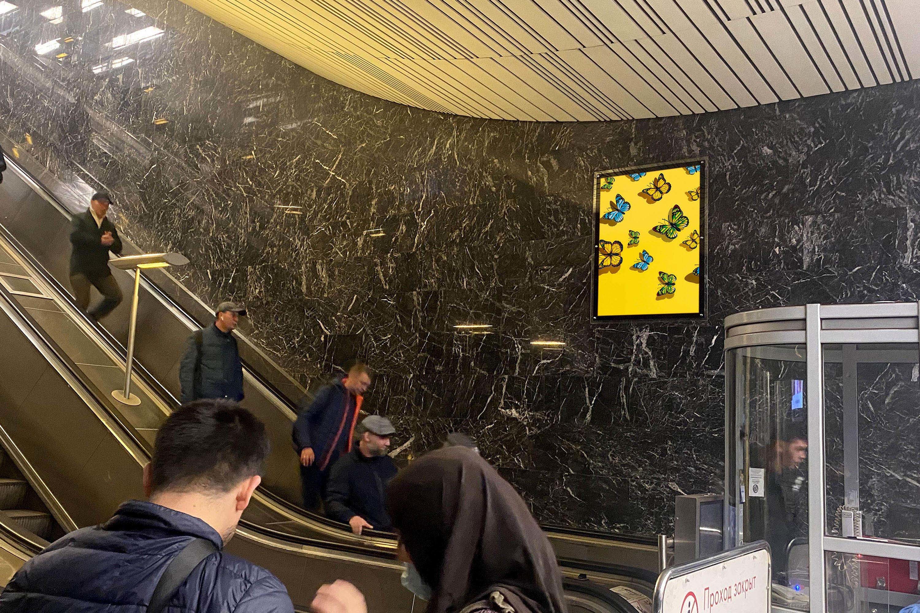 Фотография рекламного носителя, тип: Кристалайт, адрес: Станция метро «Волоколамская», линия Арбатско-Покровская, Москва, Россия. Сторона/вариант №1001761