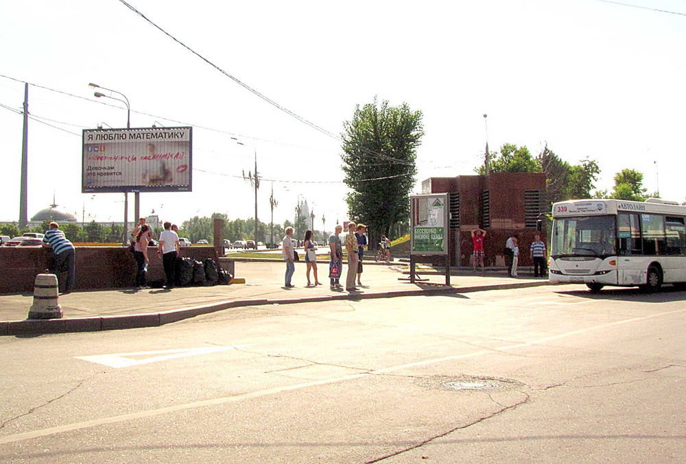 Фотография рекламного носителя, тип: Ситиформат 1.8x1.2, адрес: Кутузовский пр-т. Х Барклая ул. Х Генерала Ермолова ул., Москва, Россия. Сторона B №435941