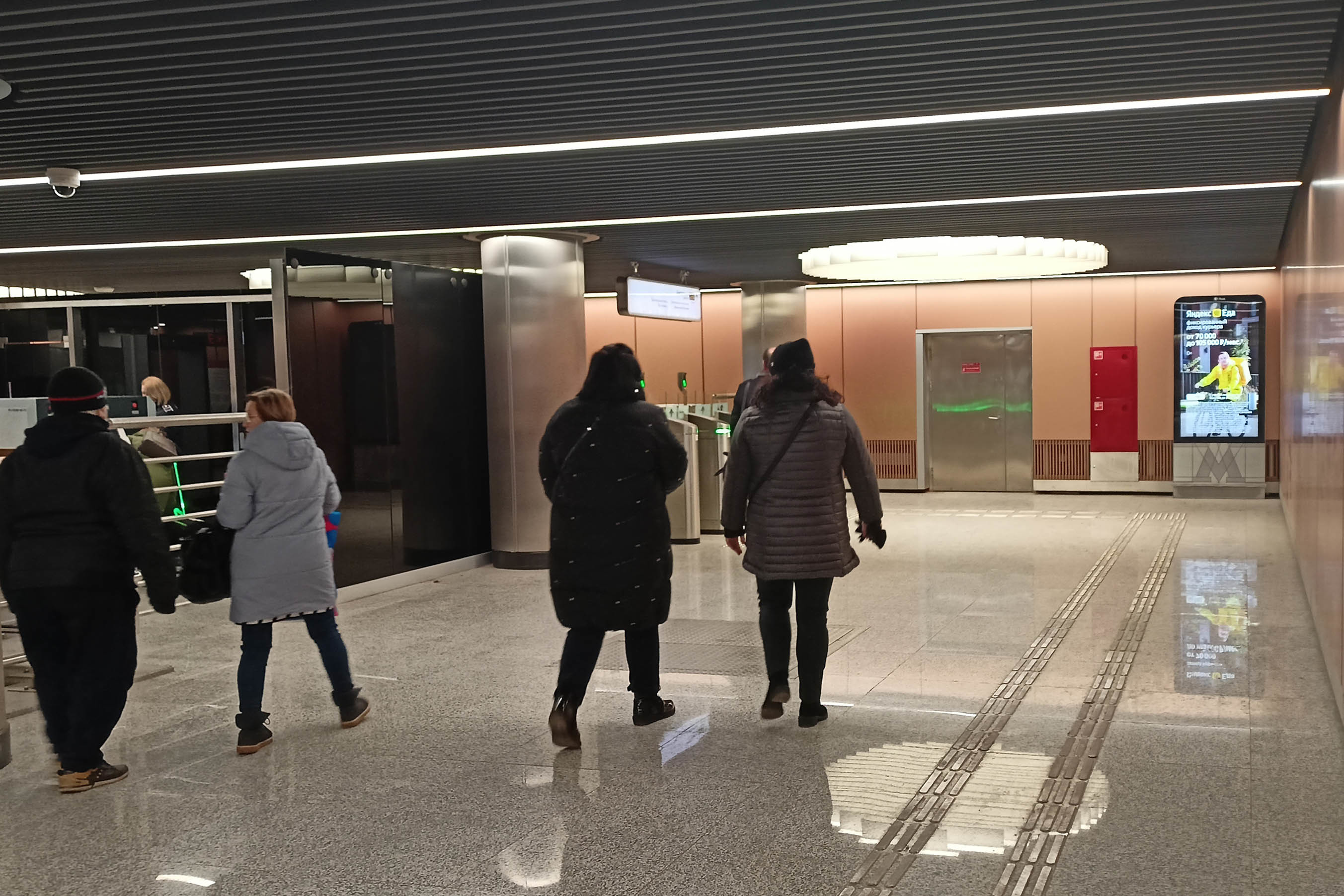 Фотография рекламного носителя, тип: Видеоэкран, адрес: Станция метро «Лианозово», линия Люблинско-Дмитровская, Москва, Россия. Сторона/вариант А1 №1055710