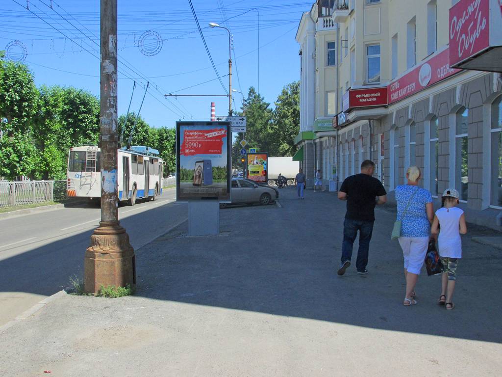 Фотография рекламного носителя, тип: Ситиформат 1.8x1.2, адрес: Грибоедова ул., д.28, магазин одежды, Екатеринбург, Свердловская область, Россия. Сторона A №790636