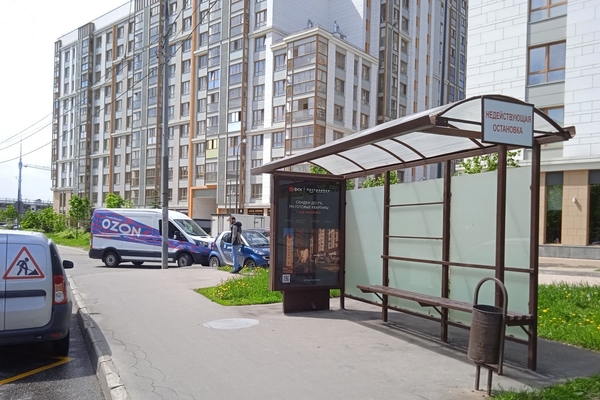 Фотография рекламного носителя, тип: Остановка 1.8x1.2, адрес: Снежная ул., д.4, н-в, ост. "Снежная ул. 4", Москва, Россия. Сторона А №979145