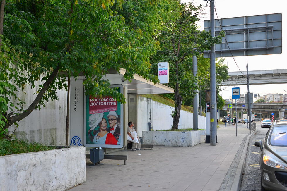 Фотография рекламного носителя, тип: Остановка 1.8x1.2, адрес: Шмитовский пр-т., д.32с8, поз.2, Москва, Россия. Сторона Б №334474