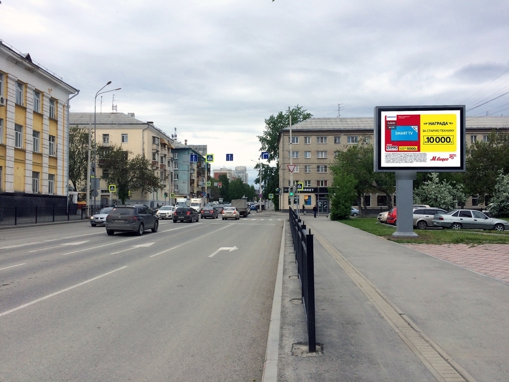 Фотография рекламного носителя, тип: Ситиборд 2.7x3.7, адрес: Фурманова ул., д.52 Х 8 Марта ул., Екатеринбург, Свердловская область, Россия. Сторона А1-А5 №679373