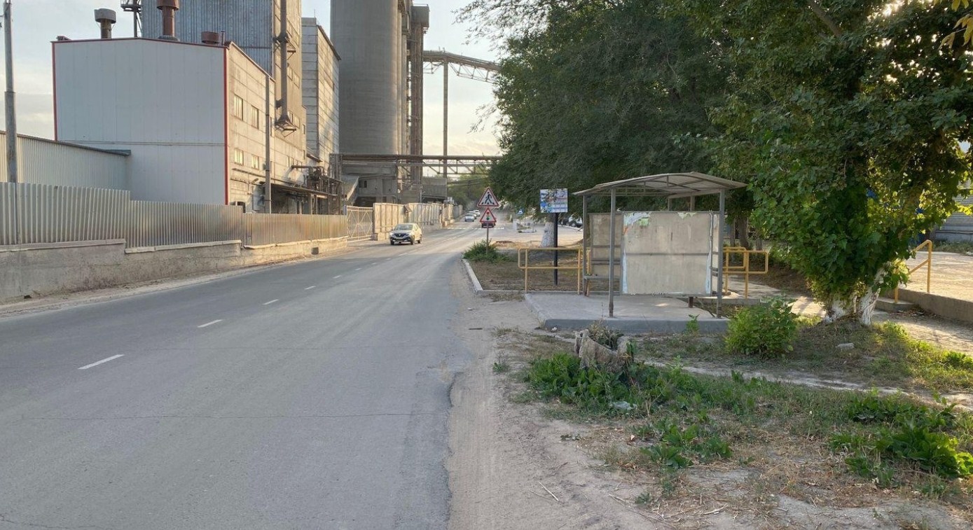 Фотография рекламного носителя, тип: Остановка 1.4x1.6, адрес: Цементников ул., ост. Завод Большевик, Вольск, Саратовская область, Россия. Сторона A №1078483