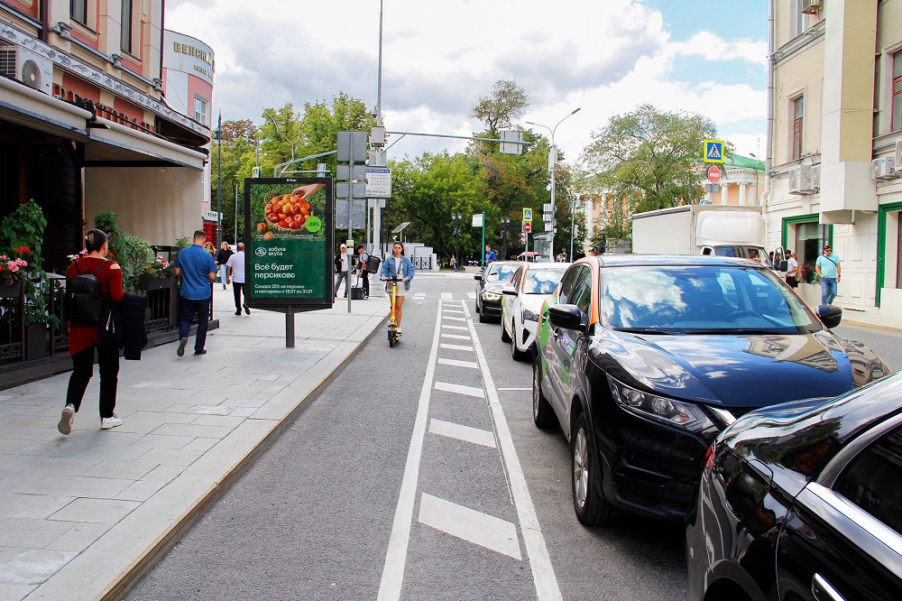 Фотография рекламного носителя, тип: Ситиформат 1.8x1.2, адрес: Петровский б-р., д.2, Москва, Россия. Сторона Б №706733