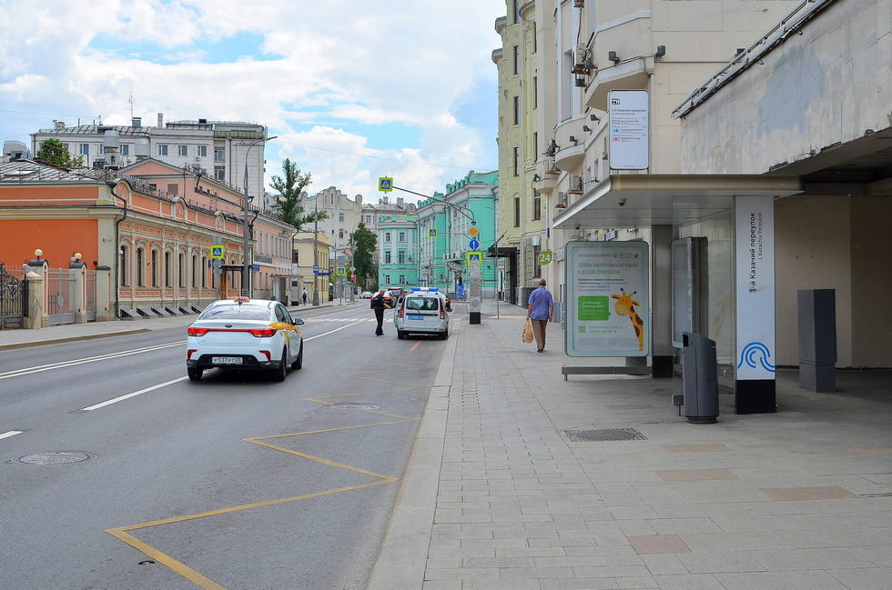 Фотография рекламного носителя, тип: Остановка 1.8x1.2, адрес: Полянка Б. ул., д.30, Москва, Россия. Сторона А №557057