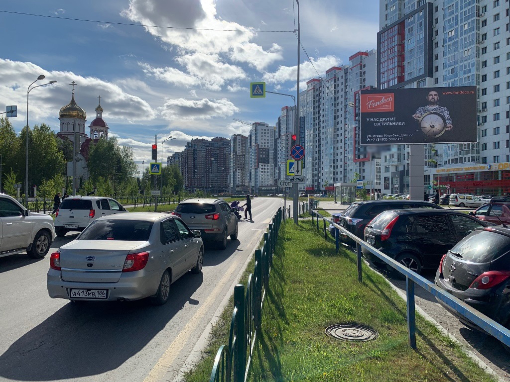 Фотография рекламного носителя, тип: Билборд 3x6, адрес: Университетская ул., д.21, поз.1, Сургут, Ханты-Мансийский автономный округ – Югра, Россия. Сторона А №960194