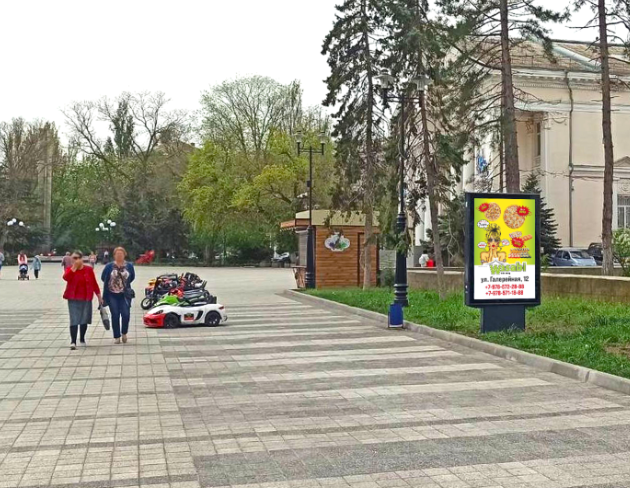 Фотография рекламного носителя, тип: Ситиформат 1.8x1.2, адрес: Айвазовского пр-кт., д.3, Феодосия, Республика Крым, Россия. Сторона А №1081138