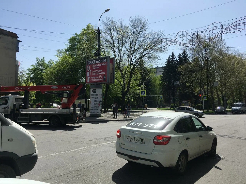 Фотография рекламного носителя, тип: Ситиборд 2.7x3.7, адрес: Ватутина ул. Х Горького ул., Ас-Мадзал, Владикавказ, Республика Северная Осетия – Алания, Россия. Сторона Б1-Б3 №984049