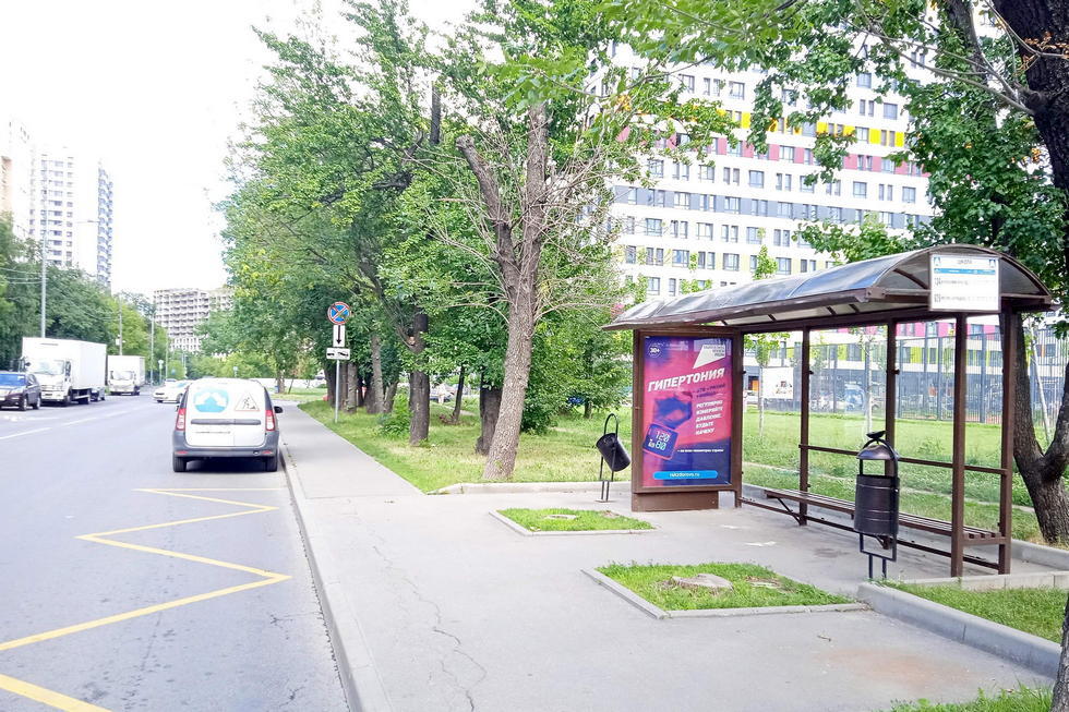 Фотография рекламного носителя, тип: Остановка 1.8x1.2, адрес: Олонецкая ул., ост. "Школа", Москва, Россия. Сторона А №931565