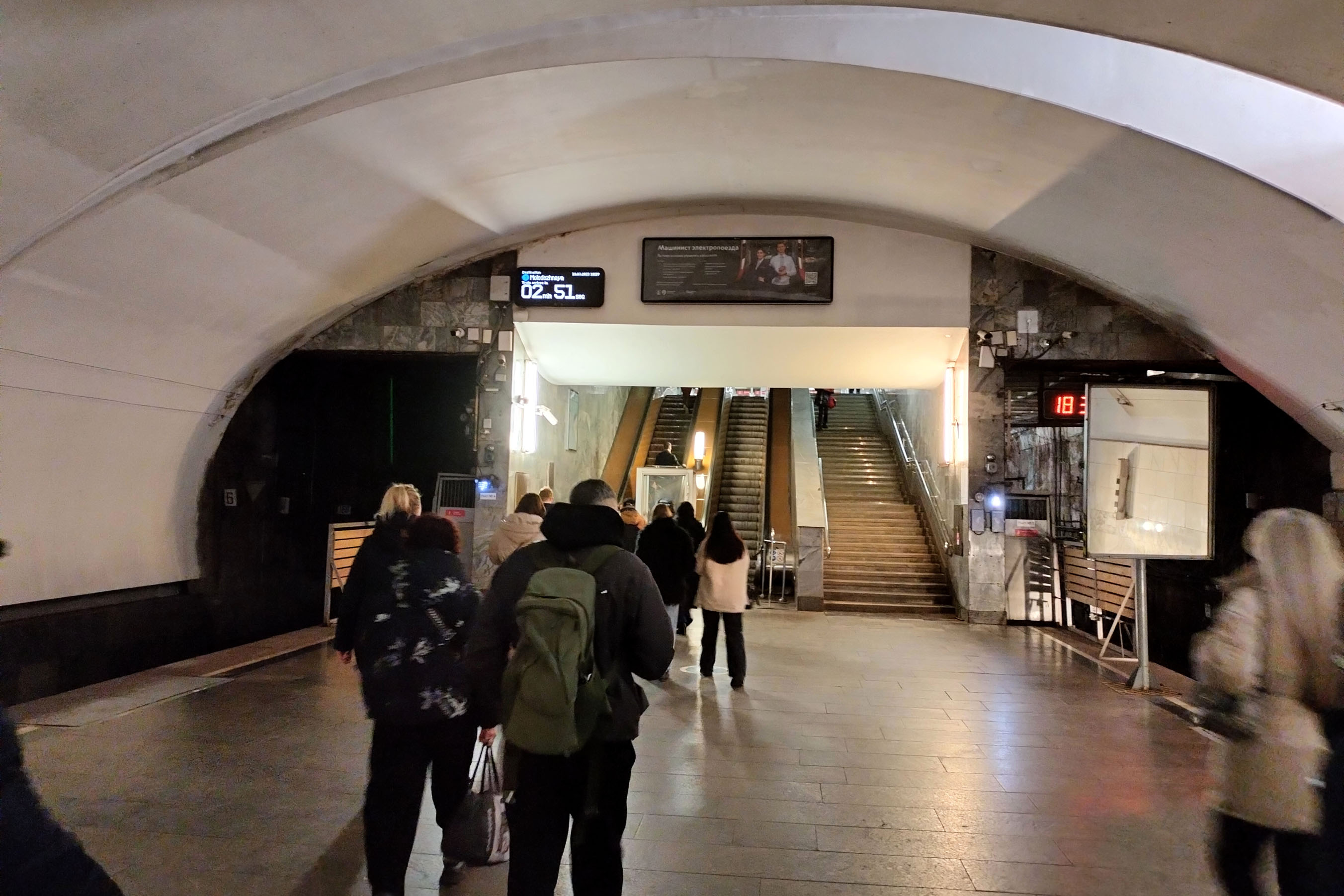 Фотография рекламного носителя, тип: Видеоэкран, адрес: Станция метро «Крылатское», линия Арбатско-Покровская, Москва, Россия. Сторона/вариант А1 №1014007